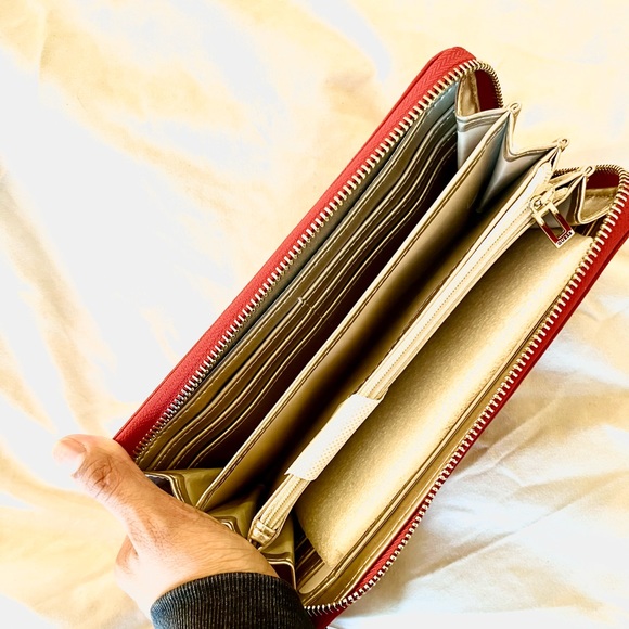 BNWT Guess Wallet - Picture 3 of 3